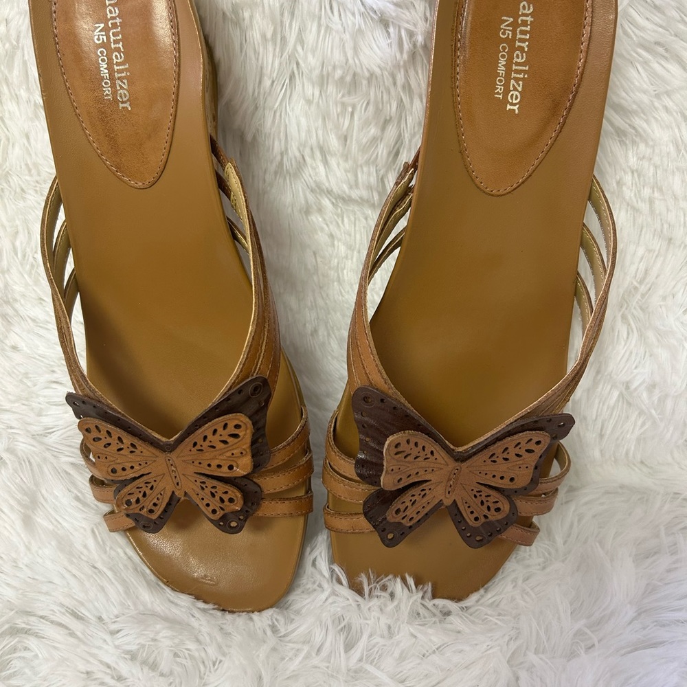 Never worn Naturalizer 12W tan 2 inch wedge